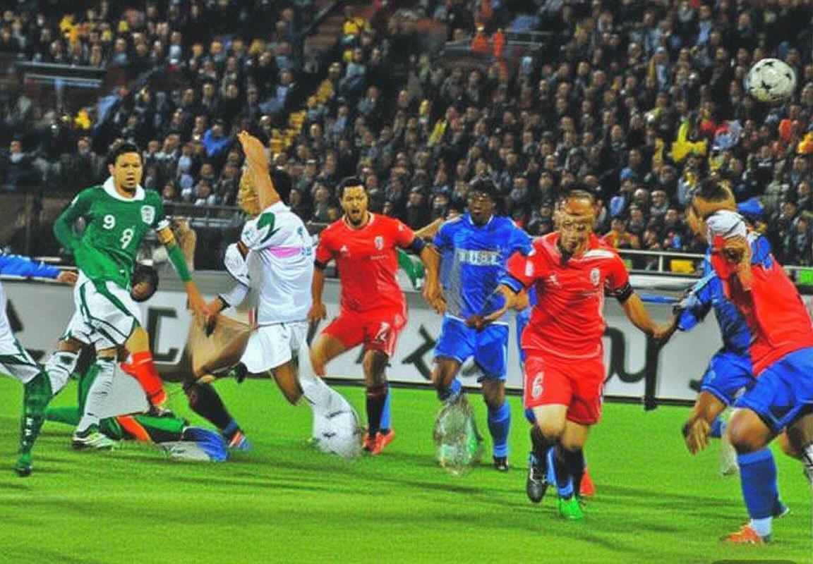 2014申花富力巅峰对决：激情荣耀瞬间回顾(图2)